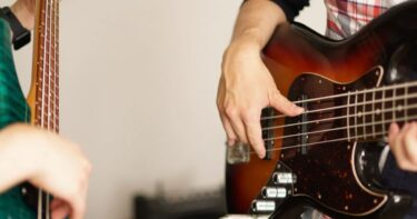 ギター初心者のための完全ガイド：何を買うべきかを専門家が解説