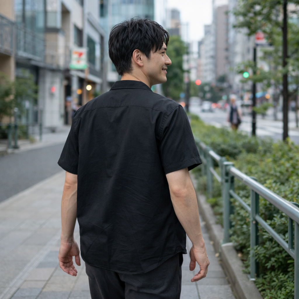 都会のジム周辺で前向きな表情で歩く日本人男性の後ろ姿