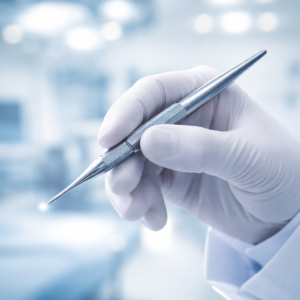 メンズライフクリニックの医師が、精密なハンドメイド手術を行う手元のイメージ