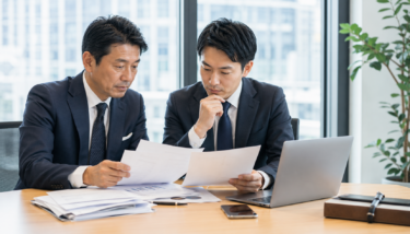 資金繰りに悩む法人担当者が請求書と資金調達条件を確認している様子